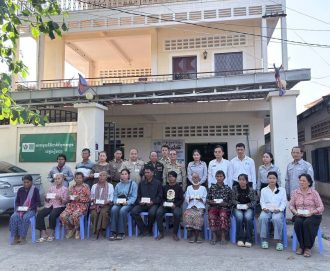 ពិធីប្រគល់ប្រាក់ និងមូលប្បទានប័ត្រ ធានារ៉ាប់រងសង្គម និងបូជាសព-ឧបត្ថម្ភ១លើក ជូនគ្រួសារសពអតីតយុទ្ធជន និងអតីតមន្ត្រីរាជការស៊ីវិលនៅខេត្តសៀមរាប និងខេត្តកំពង់ធំ