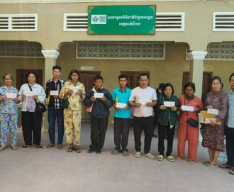 ពីធីប្រគល់ប្រាក់ និងមូលប្បទានប័ត្រ ធានារ៉ាប់រងសង្គម និងបូជាសព-ឧបត្ថម្ភ១លើក ជូនគ្រួសារសពអតីតយុទ្ធជន និងអតីតមន្ត្រីរាជការស៊ីវិល ចំនួន ៣៦គ្រួសារ