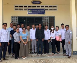 ពិធីប្រគល់មូលប្បទានបត្រប្រាក់ធារ៉ាប់រងសង្គម និងប្រាក់សល់ក្នុងកុងធនាគា ជូនដល់គ្រួសារសពនិវត្តជនជាអតីតមន្ត្រីរាជការស៊ីវិល និងគ្រួសារសពអតីតយុទ្ធជនចំនួន ៥គ្រួសារ