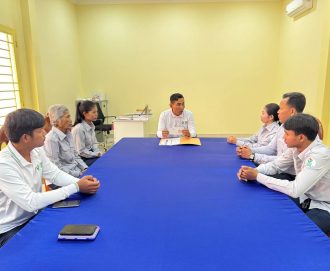 ពិធីប្រគល់មូលប្បទានបត្រប្រាក់ធានារ៉ាប់រងសង្គម ជូនគ្រួសារសពអតីតមន្រ្តីរាជការស៊ីវិលចំនួន ០១គ្រួសារ