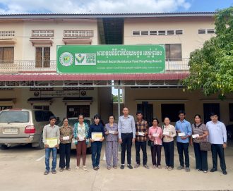 ការប្រគល់មូលប្បទានបត្រប្រាក់ធានារ៉ាប់រងសង្គមជូនដល់គ្រួសារសពនិវត្តជនជាអតីតមន្ត្រីរាជការស៊ីវិលចំនួន ១០គ្រួសារ និងអតីតយុទ្ធជនចំនួន ៤គ្រួសារ