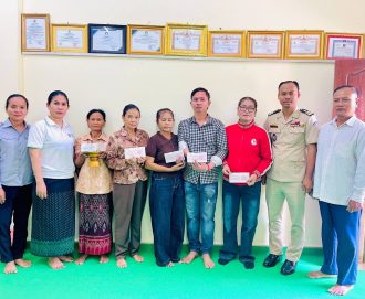 ពិធីប្រគល់ប្រាក់បូជាសព ប្រាក់ឧបត្ថម្ភមួយលើកដំបូង និងប្រាក់ធានារ៉ាប់រងសង្គម ជូនគ្រួសារសពអតីតយុទ្ធជនចំនួន ០៥គ្រួសារ