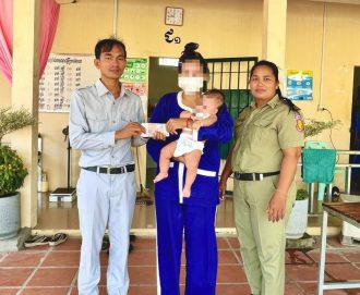 ការបើកផ្តល់ប្រាក់ឧបត្ថម្ភកម្មវិធីឧបត្ថម្ភសាច់ប្រាក់ជូនជនជាប់ឃុំជាស្ត្រីមានផ្ទៃពោះ និងកូនអាយុក្រោម២ឆ្នាំតាមម្ដាយក្នុងពន្ធនាគារ នៅខេត្តកំពង់ឆ្នាំង