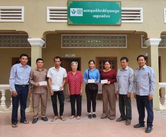 គ្រួសារសពអតីតមន្ត្រីរាជការស៊ីវិល ចំនួន២៣គ្រួសារ បានទទួលប្រាក់ធានារ៉ាប់រងសង្គមពីរាជរដ្ឋាភិបាល