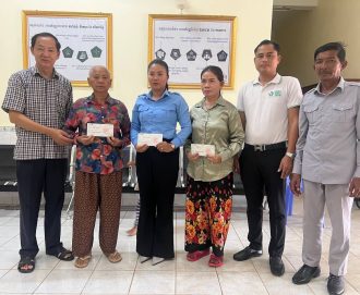 គ្រួសារសពអតីតមន្ត្រីរាជការសុីវិល ចំនួន ១១គ្រួសារ បានទទួលប្រាក់ធានារ៉ាប់រងសង្គម ពីរាជរដ្ឋាភិបាល