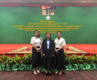 សិក្ខាសាលាផ្សព្វផ្សាយ “ផែនការគោលស្តីពីការគ្រប់គ្រងទ្រព្យសម្បត្តិរដ្ឋ ឆ្នាំ២០២៥-២០៣៥” ក្រោមអធិបតីភាព ឯកឧត្តមបណ្ឌិត ឈន សុភាព រដ្ឋលេខាធិការ ក្រសួងសេដ្ឋកិច្ច និងហិរញ្ញវត្ថុ តំណាងដ៏ខ្ពង់ខ្ពស់ឯកឧត្តមអគ្គបណ្ឌិតសភាចារ្យ អូន ព័ន្ធមុនីរ័ត្ន ឧបនាយករដ្ឋមន្ត្រី រដ្ឋមន្រ្តីក្រសួងសេដ្ឋកិច្ច និងហិរញ្ញវត្ថុ។