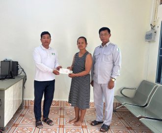 គ្រួសារសពអតីតយុទ្ធជន នៅខេត្តកោះកុង ចំនួន ០២គ្រួសារ បានទទួលប្រាក់ធានារ៉ាប់រងសង្គម ពីរាជរដ្ឋាភិបាល