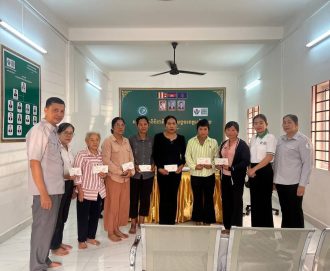 គ្រួសារសពអតីតមន្ត្រីរាជការសុីវិល និងអតីតយុទ្ធជន នៅខេត្តសៀមរាប និងខេត្តព្រៃវែង ចំនួន ១៧គ្រួសារ បានទទួលប្រាក់ធានារ៉ាប់រងសង្គម ពីរាជរដ្ឋាភិបាល